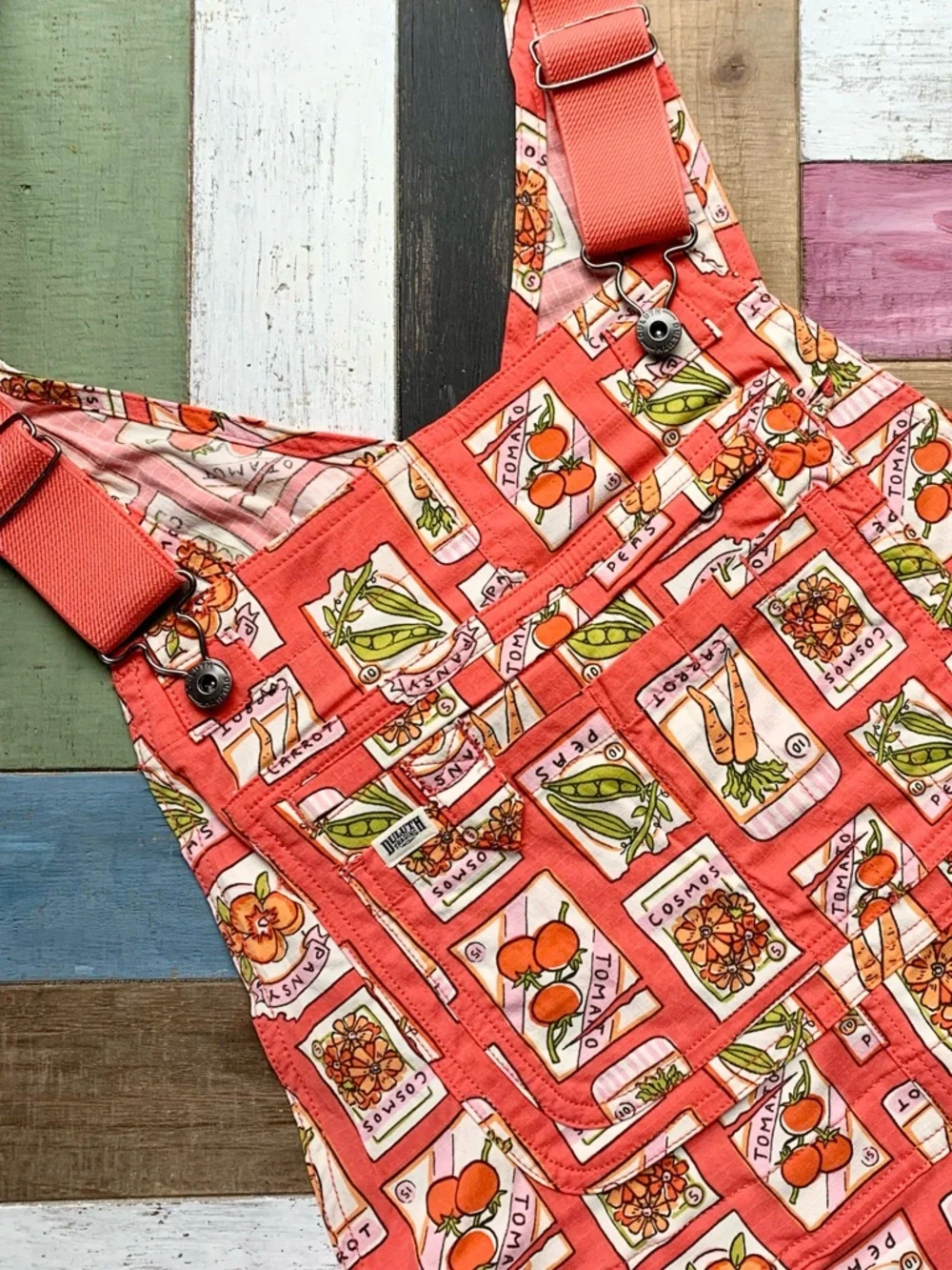 NWT Duluth Medium x31L Heirloom Gardening Bib Overalls Coral Seed Packets Farm - Picture 4 of 9